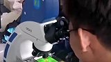 课堂上老师让学生观察植物，学生打开手机用显微镜观察起来了