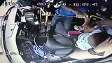 气愤！拒绝向后门靠拢 男子公交上持充电宝打司机