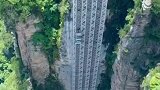 边坐电梯边看景