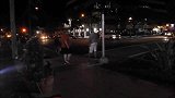 假扮树人躲在黑暗中吓路人，路人防不胜防