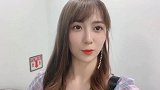 郑丹妮去海鲜大排档，尝试吃活章鱼的勇敢小妮儿