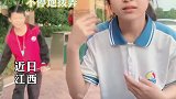 女生对着车窗照镜子，殊不知老师在车里