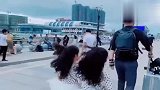 爸爸上辈子欠多少情债，才生下三个小情人，一牵就是三个太羡慕了