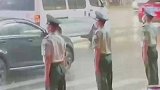 武警战土暴雨中坚守两个小时，站在雨中一动不动