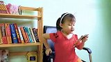 家庭亲子 小萝莉和“海豚”朋友一起唱歌跳舞