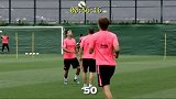 西甲-1617赛季-巴萨昔日中场铁三角经典一幕 颠球训练2分钟不落地-专题