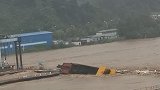 洪峰过境乐山 一施工便桥遭漂下采砂船“腰斩” 初步核实无伤亡