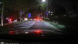 前车突然刹车要拐我这条道