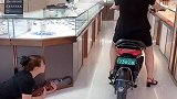 同事骑电动车，被美女恶搞，真是太有才了！
