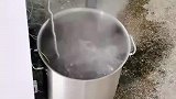 男子利用电磁蒸汽发生器，2分钟煮沸30公斤水