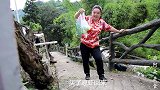 苗大姐看人家吃馋得流口水,一塑料袋凉虾,辣椒一拌吃个精光