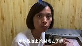 家里狗产崽，手忙脚乱意外频频，母狗咬着小狗不放把媳妇吓坏了