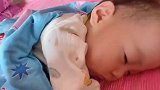 小宝宝睡觉的样子好可爱，小表情简直太萌了，真叫人喜欢！