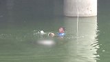 七夕悲剧！郑州一20多岁小伙手拿玫瑰溺亡河中