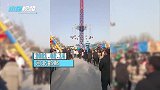 河北一游乐园高空飞椅出故障，数十人挂在半空，消防出动云梯救援