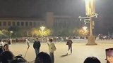 天安门升国旗百米冲刺，一个国家青年奔赴国旗的样子