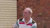 街头恶搞路人：路人一个转头孩子竟被拖走，看把路人给急的