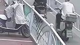 “以为是亲孙子，没想到是陌生人。”老人突发脑梗，4名高中毕业生改变出游行程，紧急送其就医，搀扶臂弯、蹲下背起，轻轻护住后背......少年们好样的，为你们点赞！