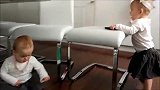 宝宝听到音乐，扶着椅子开始跳舞，让我们嗨起来好吗