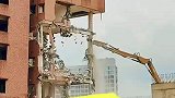 用挖掘机扒楼房是什么样的