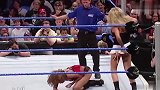 WWE女子赛上演“脱衣”大战 选手捂住隐私部位尴尬离场