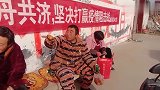 农村小伙真厉害，大冬天吃桔子喝啤酒，笑声充满魔力！