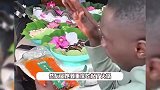 网红“无语哥”在重庆吃折耳根，一口就是一个表情包，喜剧效果拉满