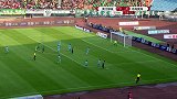 崔仁边路突然加速送关键一传 塔纳轻巧一射击中球门横梁