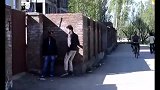 印度小伙整蛊路人，假装被抢劫！