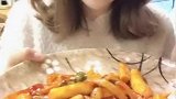 端着盘子吃烤年糕，不用筷子用勺子，妹子你真讲究