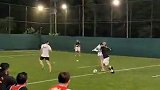 内马尔现身巴西五人制足球场 带球盘带连续过人
