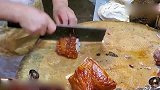 烧腊店的肥仔师傅倒水式处理烧肥鹅，一手快刀玩的出神入化
