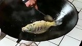 这是我见过最新鲜的鱼了，在锅里还会自己翻身，让我长见识了啊！