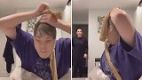 英国：大写的尴尬！一母亲开门撞见儿子头套丝袜录视频