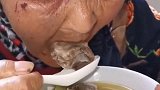 老人好不容易吃一块肉，到底能有多细节，孝子都看哭了！