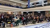 大连商场内众人看马莱莱点球不进反应