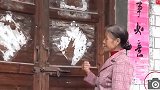 母亲打工多年回到家，儿子却不让进屋，邻家女孩的做法感人