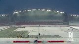 半场过后积雪消失？ 工作人员与时间赛跑中场休息忙铲雪