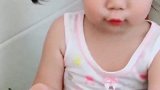小萝莉帮花朵浇水，因为姥爷太懒了，自己很勤快