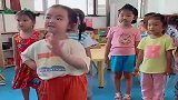 闺女一到幼儿园，就成了班里的王者，老师都被圈粉了