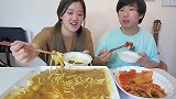 外国姐弟俩吃美味咖喱面，分量太少不够吃呀