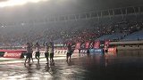 中超-17赛季-华夏众将冒大雨谢场 辽足工作人员与阿洛求合影-花絮