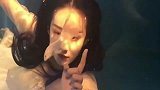 等我有钱了我也这么干，把老婆养在里面，比金龙鱼好看多了！