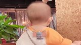 小情人偷看美女，结果被人家发现了，接下来的反应太可爱了！