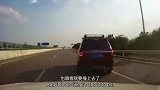 这操作不愧是老司机，看完监控，交警都夸他：心理素质好！