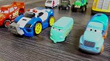 拿来各种玩具车，在屋子里玩赛车游戏，认识到了各种型号的汽车