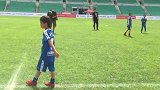 足球小将广州训练颠球大挑战 CC自称颠球5000多到手机没电