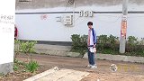 童年短剧：表哥看望虎妹，虎妹和表哥一起分享幸运蛋，感情真好