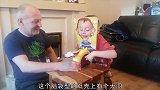 父亲和儿子玩游戏，当游戏结束时，儿子的脸实在太搞笑了