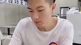 美女别自作多情了，你以为他奖励你呢？他是让你补补脑子！